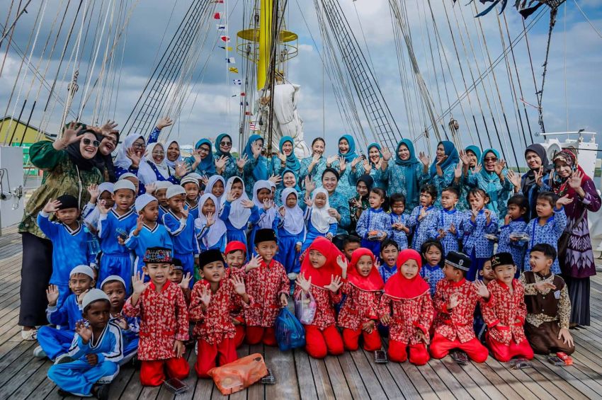 Airin Rico Waas Ajak Siswa PAUD dan TK Belajar Sambil Bermain di KRI Bima Suci*