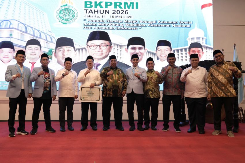 Wali Kota menerima piagam penghargaan dari BKPRMI atas dukungan dan partisipasi aktif dalam pembinaan kegiatan keagamaan, sosial, dan kepemudaan