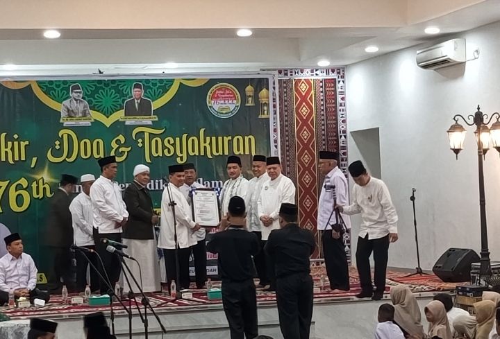 H. Ikrom Helmi Nasution Serahkan Lagu &ldquo;Mars Medan untuk Semua&rdquo; Kepada Walikota Medan pada Acara Tasyakuran TPI