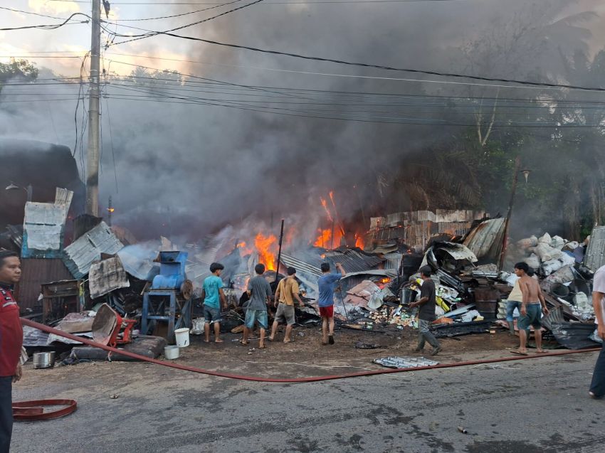 Mencekam! Kobaran Api Hanguskan Gudang Barang Bekas di Padangsidimpuan, Polisi Selidiki Penyebab Kebakaran