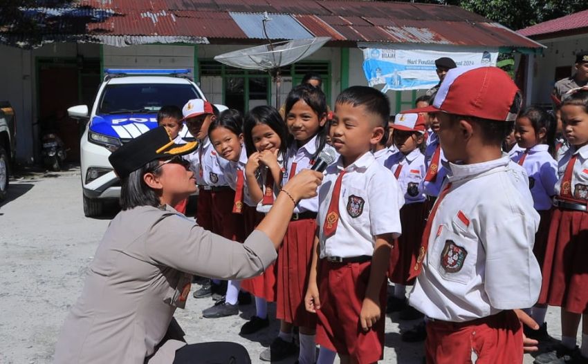 Sentuhan Kehangatan Kapolres Samosir di SDN 22 Sigaol Marbun