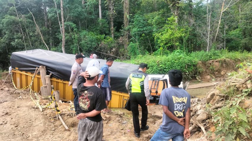 Rem Diduga Blong di Jalur Menurun Sipirok, Truk Fuso Hantam Hilux hingga Masuk Parit