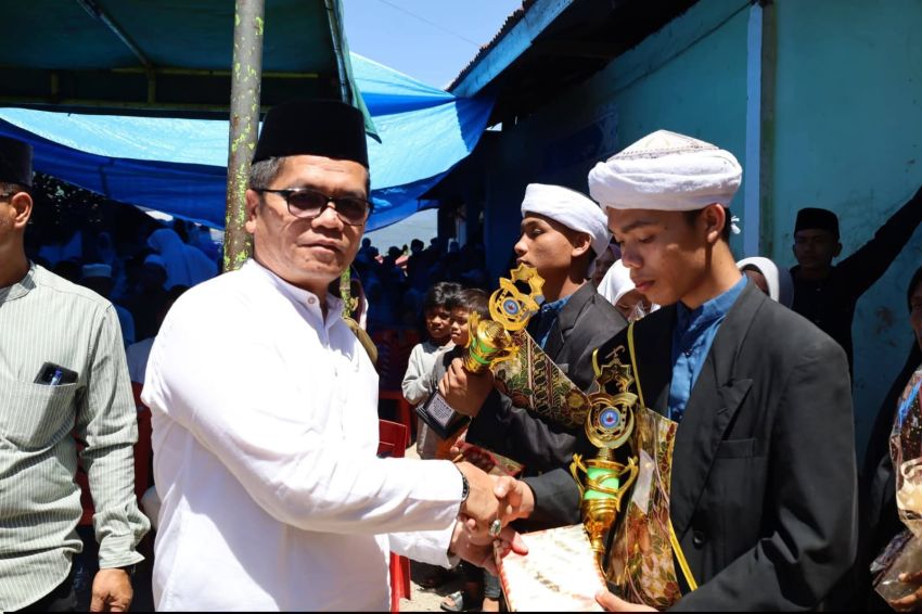 Pj Sekda Madina Soroti Pentingnya Akhlak Saat Hadiri Penamatan Santri Ma&rsquo;had Darul Azhar