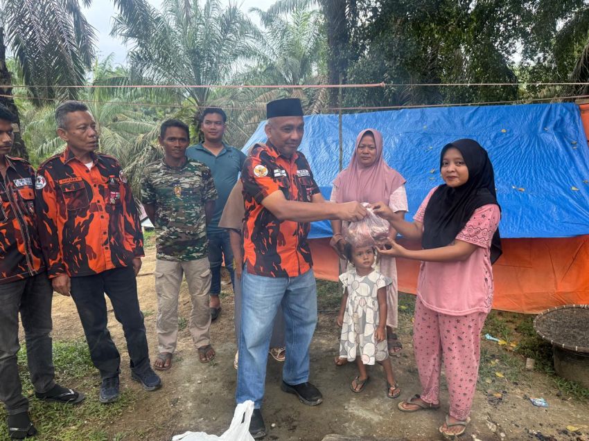 Warga Korban Banjir Aceh Tamiang Terharu Terima Daging Kurban dari MPW PP Sumut