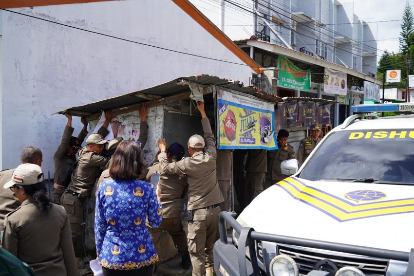 Kembalikan Fungsi Jalan, Pemkab Toba Tertibkan PKL