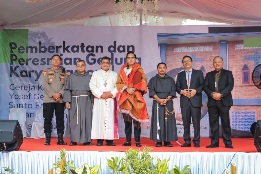 Resmikan Gedung Karya Pastoral Stasi St. Yosep, Rico Waas: Rawat Anak, Rawat Bangsa