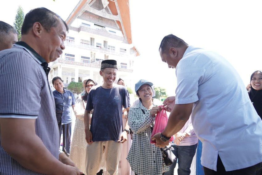 Rayakan Idul Adha, Pemkab Toba Serahkan Kurban Sembelih
