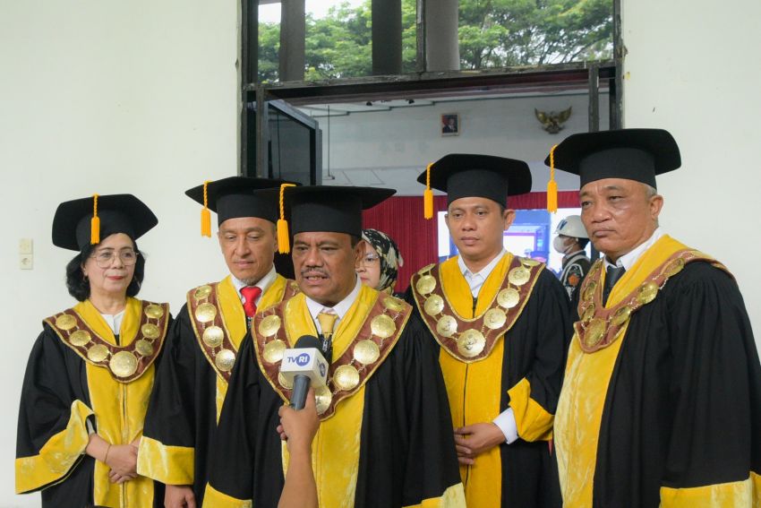 Unimed Lepas 899 Wisudawan, Rektor Tekankan Integritas Dan Kepemimpinan Generasi Muda