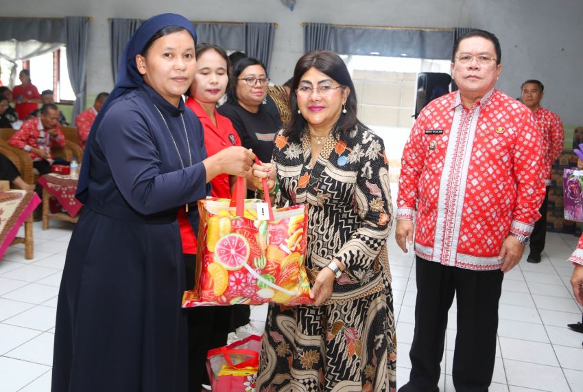 Ketua TP PKK dan ASN melaksanan bakti sosial, dengan memberikan bantuan ke Panti Sosial Tuna Rungu, Wicara