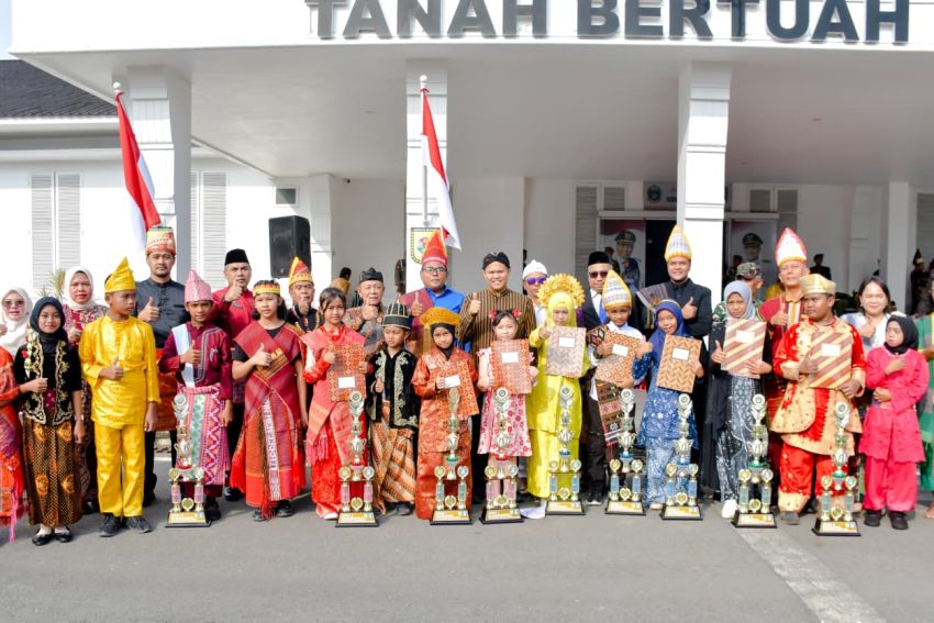 Wabup Sergai Adlin Tambunan Kenakan Pakaian Adat Jawa, Pimpin Upacara Hardiknas 2026 di Sei Rampah
