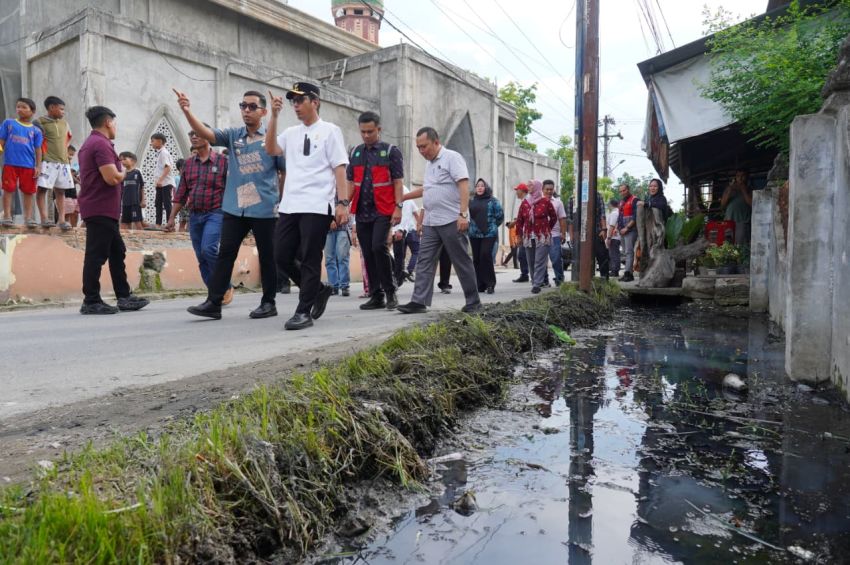 Atasi Banjir Mabar, Rico Waas Instruksikan Normalisasi Drainase Demi Kenyamanan Warga dan Siswa