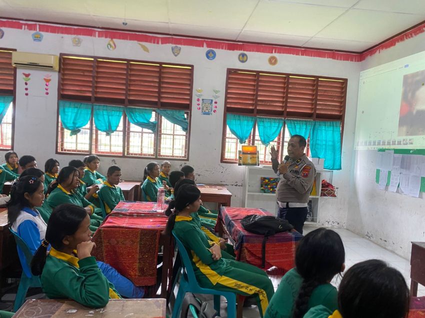 Menuju Indonesia Emas 2045: Kasat Lantas Samosir Tanamkan Disiplin Lalu Lintas pada Generasi Muda di SMA Negeri 1 Palipi