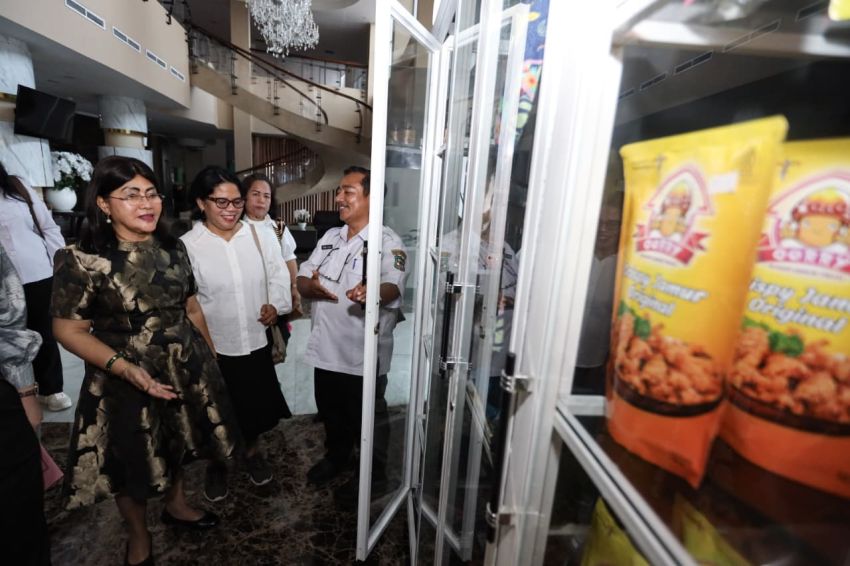 Ketua Dekranasda bersama jajaran pengurus mengunjungi Rumah Kemasan UMKM di Kecamatan Siantar Sitalasari