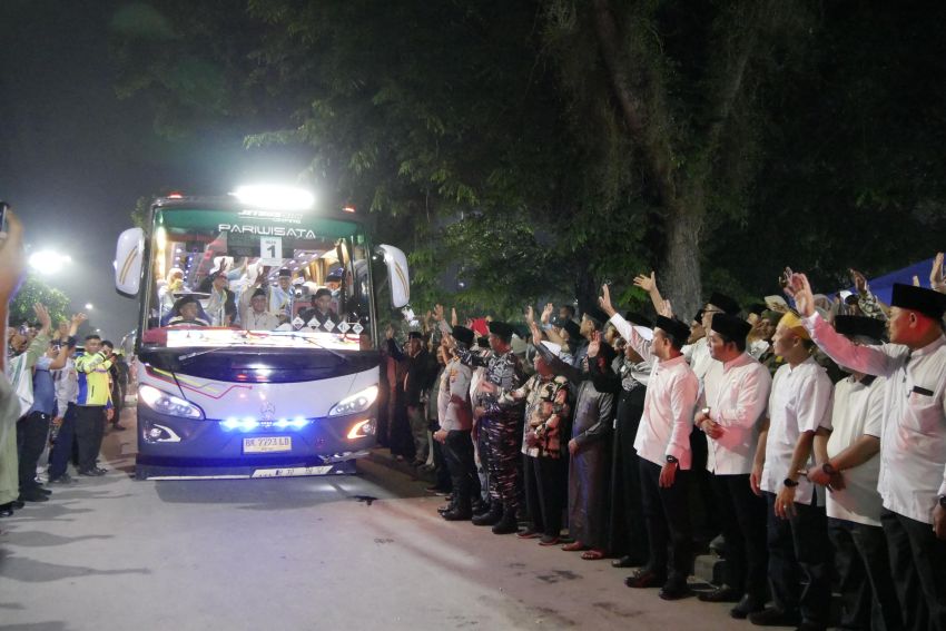 Wali Kota Tanjungbalai Lepas 131 Calon Jemaah Haji ke Asrama Haji Medan