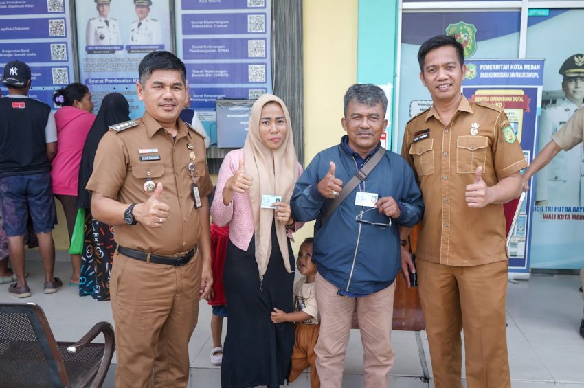 Pengurusan KTP Beres di Kecamatan, Gebrakan Rico Waas Dekatkan Pelayanan Adminduk ke Warga Medan Labuhan  Warga Medan Labuhan kini tak perlu lagi m
