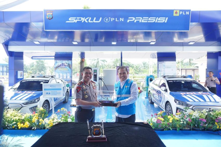 Kapolda Sumut Apresiasi PLN Mobile Saat Mencoba SPKLU Ultra Fast Charging PLN Presisi