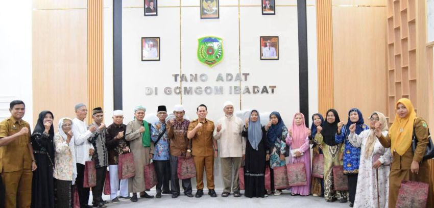 Hardiknas 2026: Bupati Padang Lawas Serahkan Santunan dan Penghargaan untuk Tokoh Pendidikan, Ini Pesan Tegasnya!