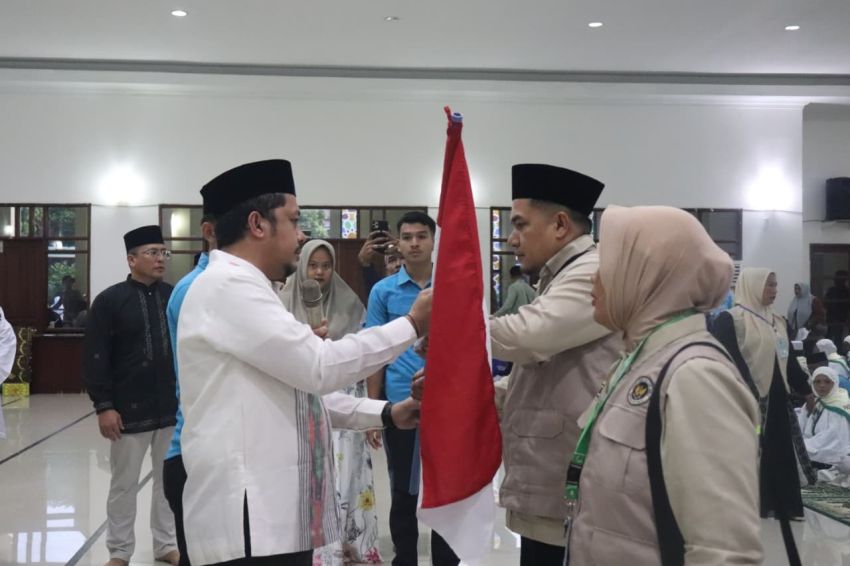 106 Jemaah Haji Paluta Dilepas Bupati Reski Basyah, Pesan Tegas: Jaga Nama Baik Daerah!