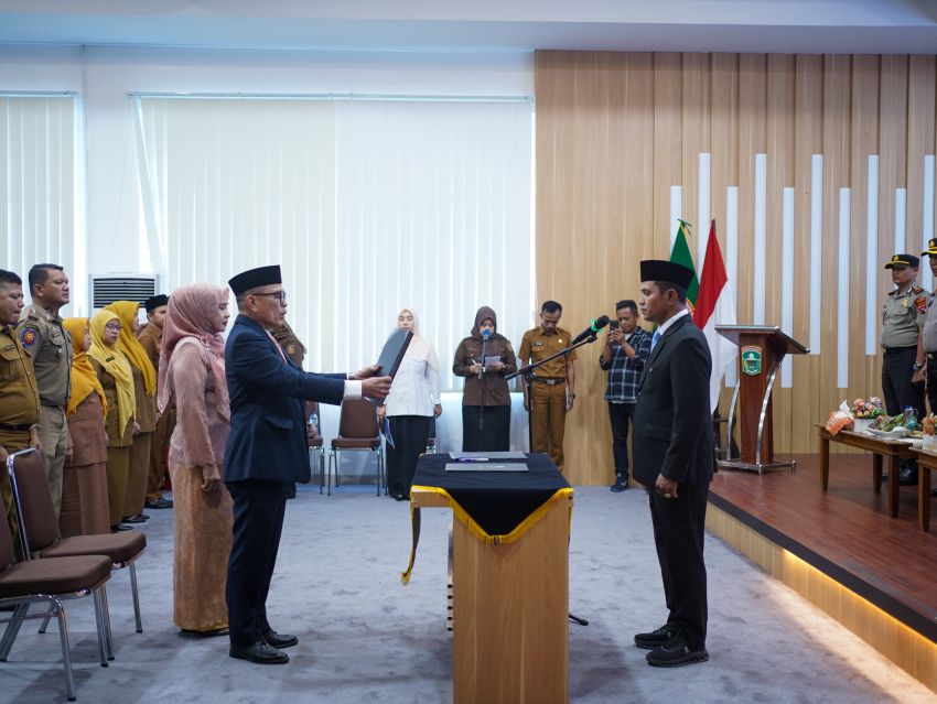 Bupati Solok, Secara Resmi Melantik dan Mengambil Sumpah Jabatan Jefrizal, S.Pt, M. T. Sebagai Sekretariat Daerah Kabupaten