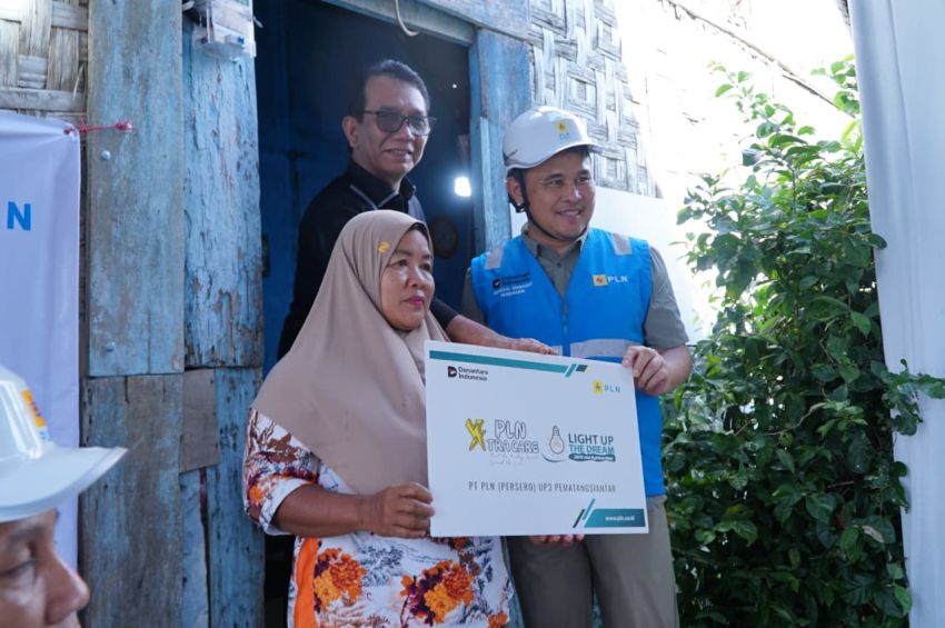 Terangi Rumah Ibu Atik, PLN Sumut Hadirkan Harapan Lewat Program Light Up The Dream
