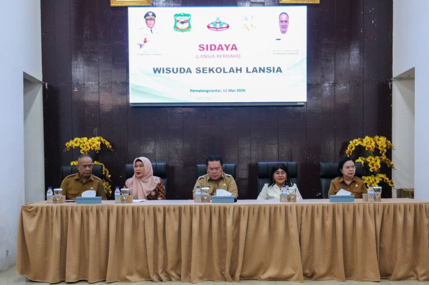 Wali Kota menghadiri acara Wisuda Lansia, yang digelar di Ruang Data Balai Kota
