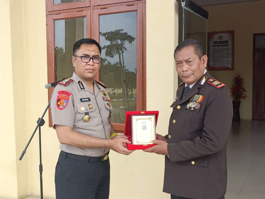 Haru di Mapolres Palas! AKP Irmanto Dilepas dengan Tradisi Pedang Pora Setelah 27 Tahun Mengabdi