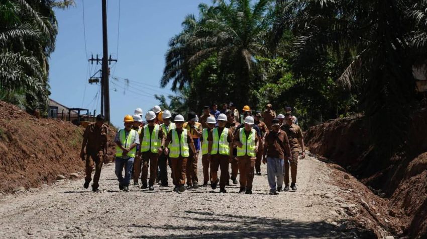 Pantau Pembangunan Jalan Naga Bonar&ndash;Pir Trans Sosa II, Bupati Palas Tekankan Kualitas Proyek