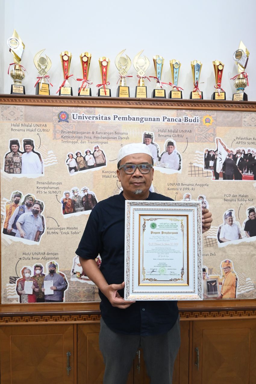 Rektor UNPAB Terima Penghargaan dari MUI, Apresiasi Kontribusi untuk Umat dan Bangsa