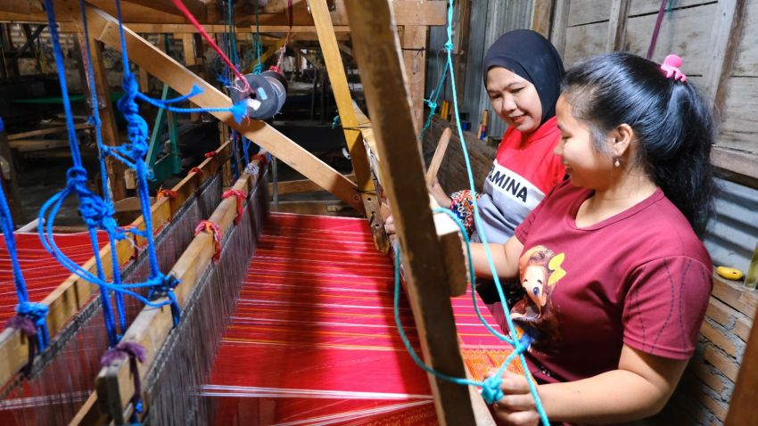 Pertamina Patra Niaga Regional Sumbagut Dukung Sakkamadeha Kembangkan Tenun Ulos Sebagai Kekuatan Ekonomi Kreatif Berkelanjutan