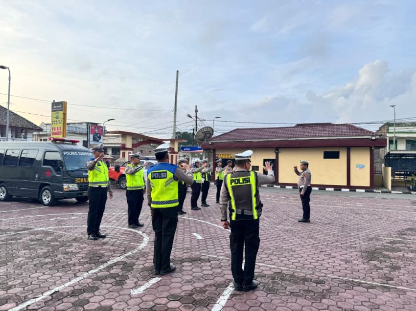 Bukan Sekadar Perintah, Kasat Lantas Samosir Turun Langsung Atur Lalin di 9 Titik Rawan: Utamakan Humanis, Tegas pada Pelanggar Berbahaya