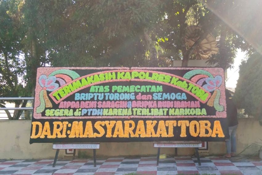 Viral di Toba, Papan Bunga di Depan Polres Toba Jadi Sorotan Publik