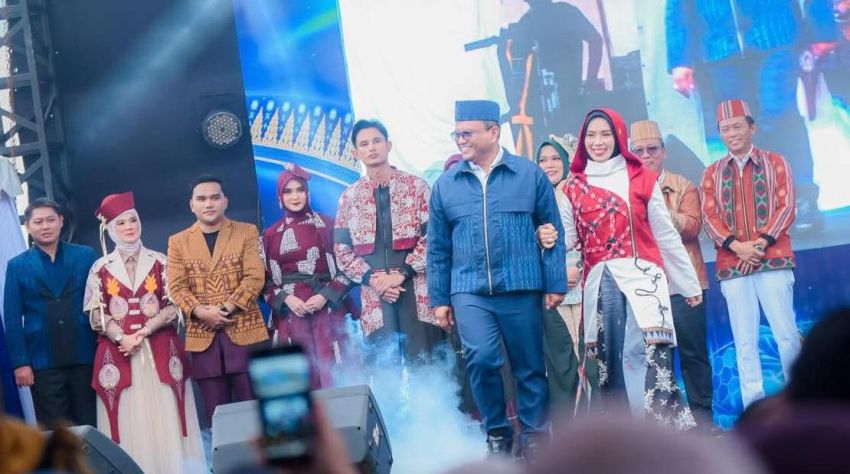 Spektakuler! Wali Kota Padangsidimpuan Tampil Elegan di PESTA Tapanuli 2026, Tenun Wastra Jadi Sorotan