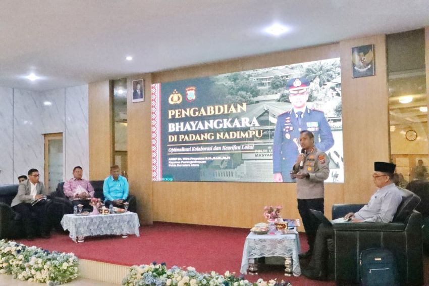 AKBP Dr. Wira Prayatna Bedah Buku Jelang HUT Bhayangkara ke-80, Dorong Penegakan Hukum Humanis Berbasis Kearifan Lokal di Padangsidimpuan