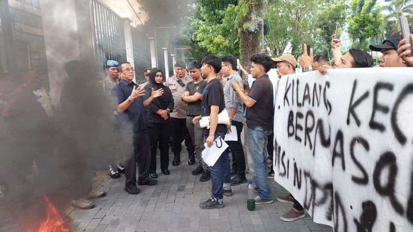 Limbah Pabrik Kecap Cemari Lingkungan, Massa Demo di DPRD Medan Minta Tutup Pabrik
