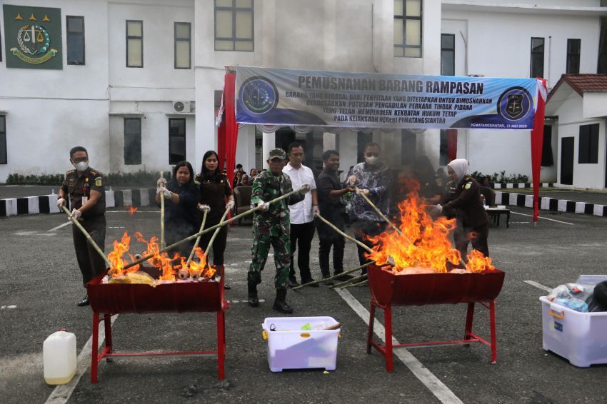 Pemusnahan barang bukti dari puluhan perkara tindak pidana yang telah berkekuatan hukum tetap di Kejaksaan