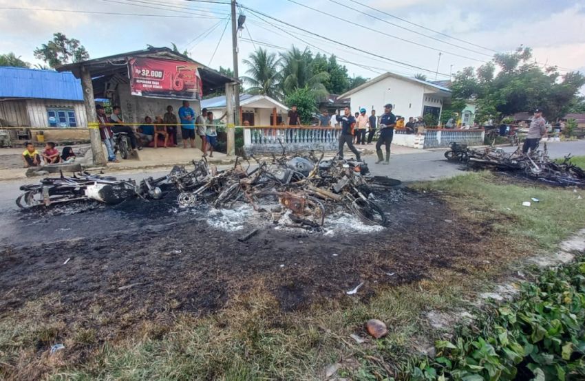 Bentrok Mencekam di Areal PT Bridgestone Berujung Pembakaran Kendaraan.