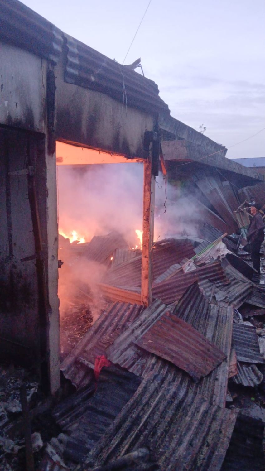 Pasar Dwikora Parluasan Terbakar diperkirakan 300 kios hangus