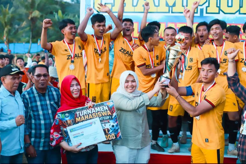 Pathil FC Juara! Wabup Madina Atika Sebut Turnamen Sepak Bola Jadi Benteng Generasi Muda dari Narkoba