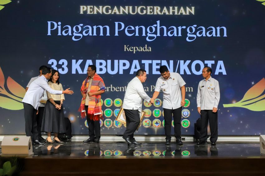 Wali Kota menerima piagam penghargaan dari Menteri Hukum atas komitmen Posbankum