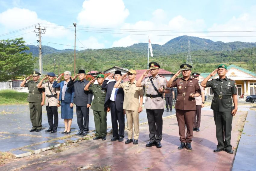 Hari Bhayangkara ke-80, Pemkab Paluta dan Polres Tapsel Tabur Bunga di TMP Sipirok