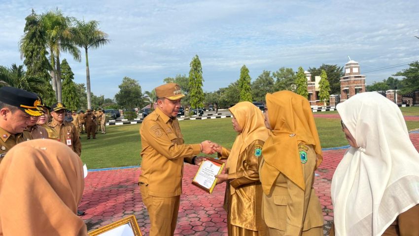 8 ASN Purna Tugas Terima Penghargaan, Bupati Paluta Tegaskan Pengabdian Tak Akan Dilupakan