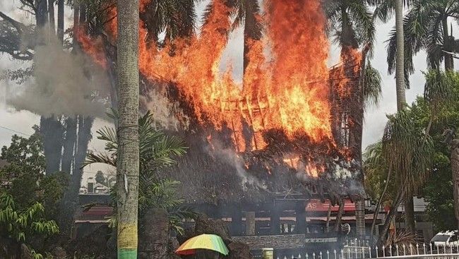 Rumah Adat di Monumen Sisingamangaraja XII Medan Hangus Terbakar