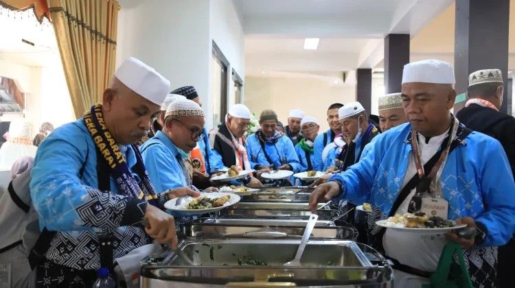 Jemaah Haji Kloter 09 di Jamu Wali Kota Solok dengan Masakan Minang di Asrama Haji