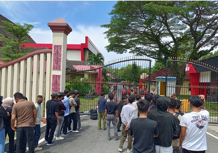 Demo di Mapolda Sumut, Mahasiswa Minta Polisi Usut Tuntas Dugaan Jaringan Rokok Ilegal Helium