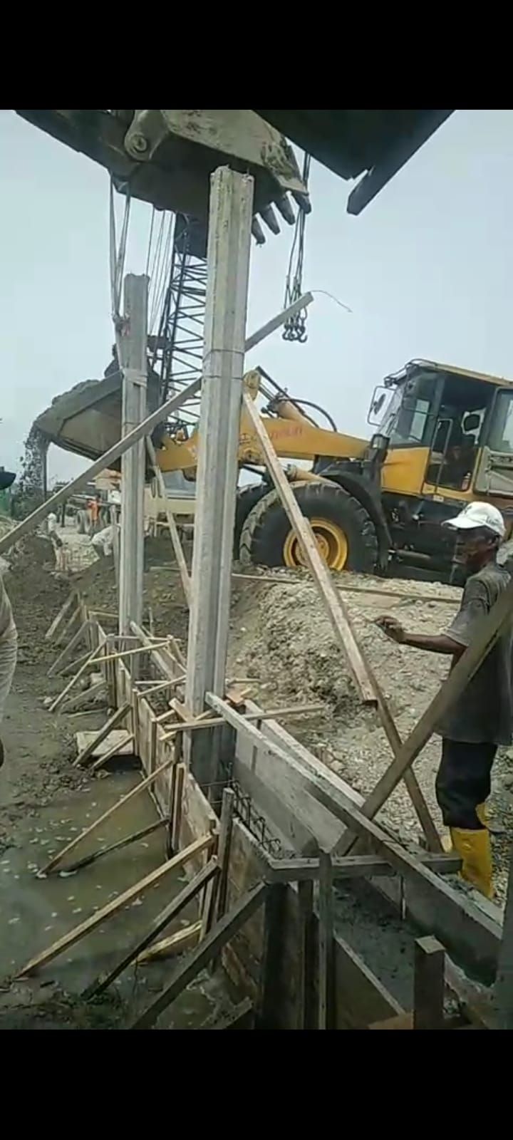 Whell Loader Milik PT Belawan Indah (BI) Diduga Melakukan Pengerusakan Pembangunan Tembok Milik PT SBP