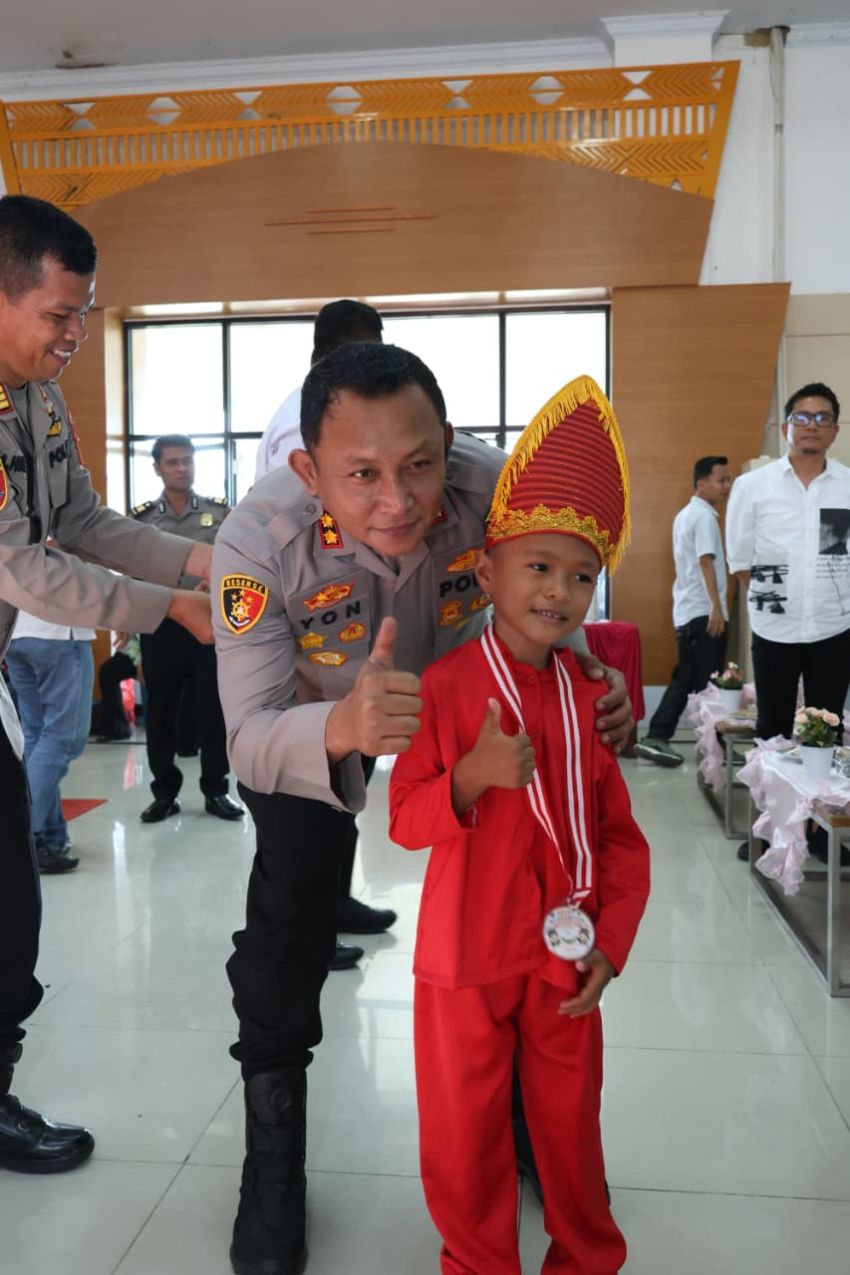 Momen Mengharukan di Paluta! Kapolres Tapsel AKBP Yon Edi Motivasi 116 Murid TK Kemala Bhayangkari Raih Cita-Cita