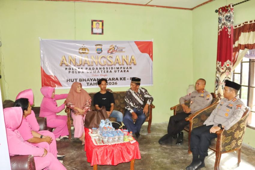 Bikin Haru! Kapolres Padangsidimpuan AKBP Wira Prayatna Anjangsana ke Warakawuri dalam Rangka HUT Bhayangkara ke-80