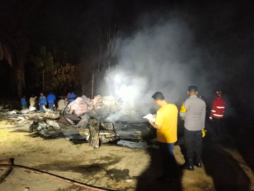 Tengah Malam Mencekam! Rumah dan Gudang di Paluta Hangus Terbakar, Mobil Kijang Ikut Dilalap Api