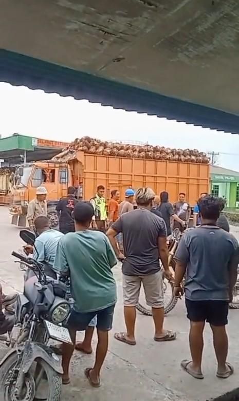 Buah Sawitnya Tidak Diterima, MS Toke Sawit Bawa Massa Ormas ke  PT HSJ
