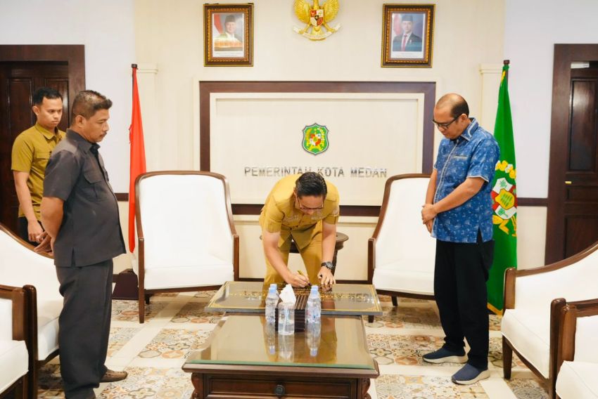 Rico Waas Tandatangani Prasasti Revitalisasi Gereja St. Antonius